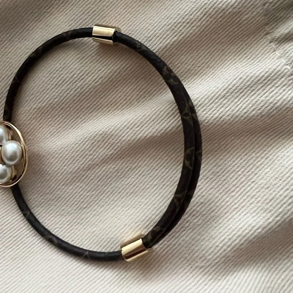 Louis Vuitton Pearl Flower Bracelet - Picture 8 of 12